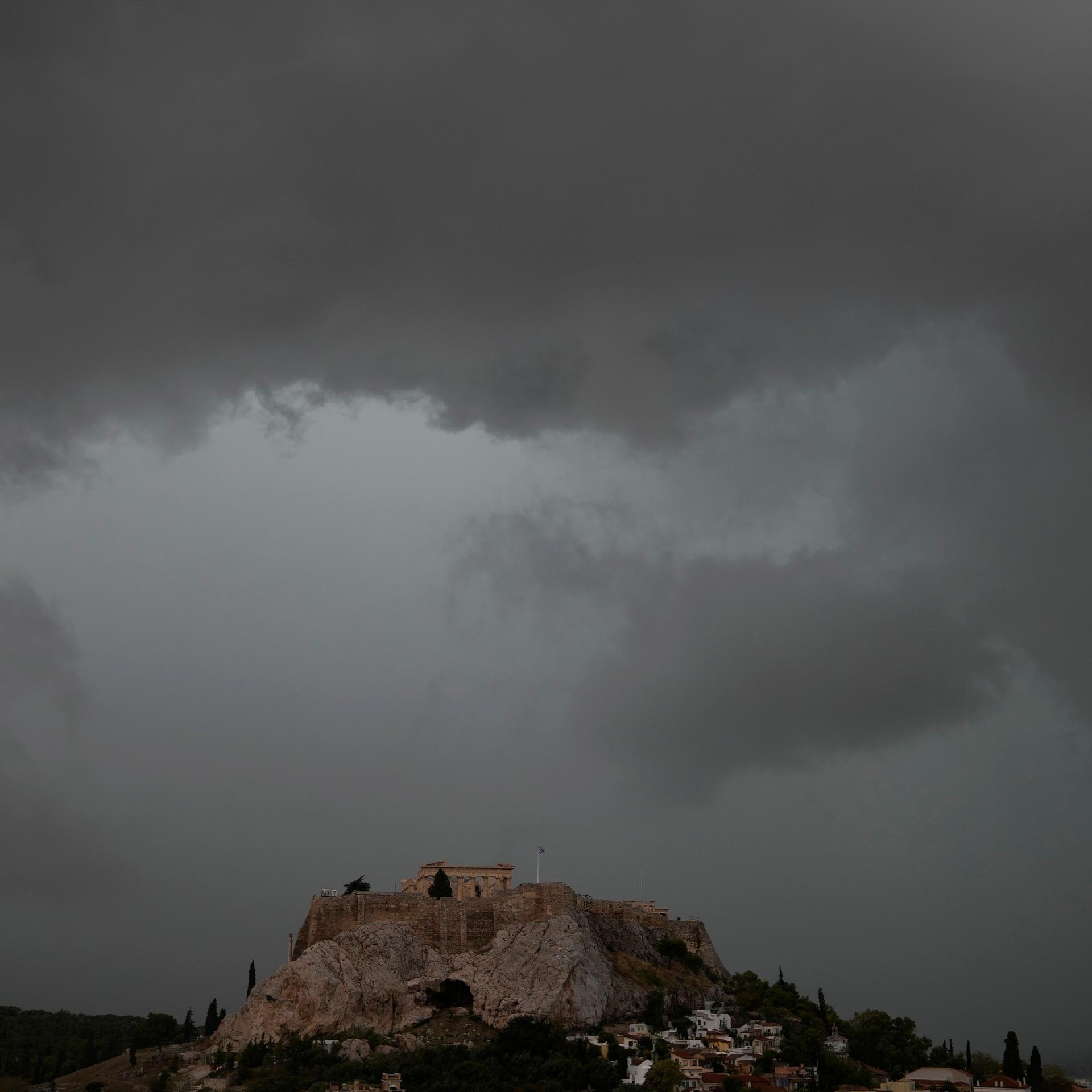 Graue Wolken bedecken den Himmel über dem Akropolis-Hügel während eines Regenschauers.