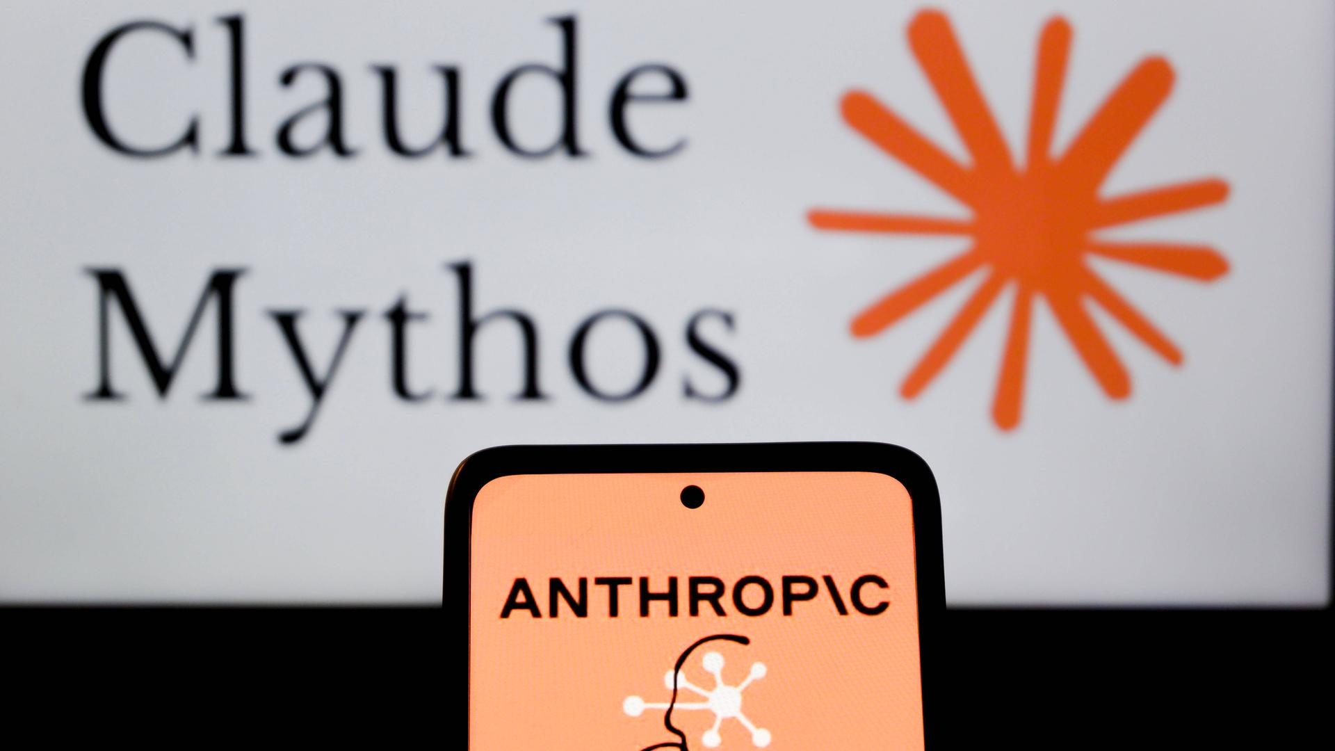 Auf dem Bild ist das Logo der KI-Firma Anthropic auf einem Smartphone zu sehen, im Hintergrund das Logo des Sprachmodells Claude Mythos.