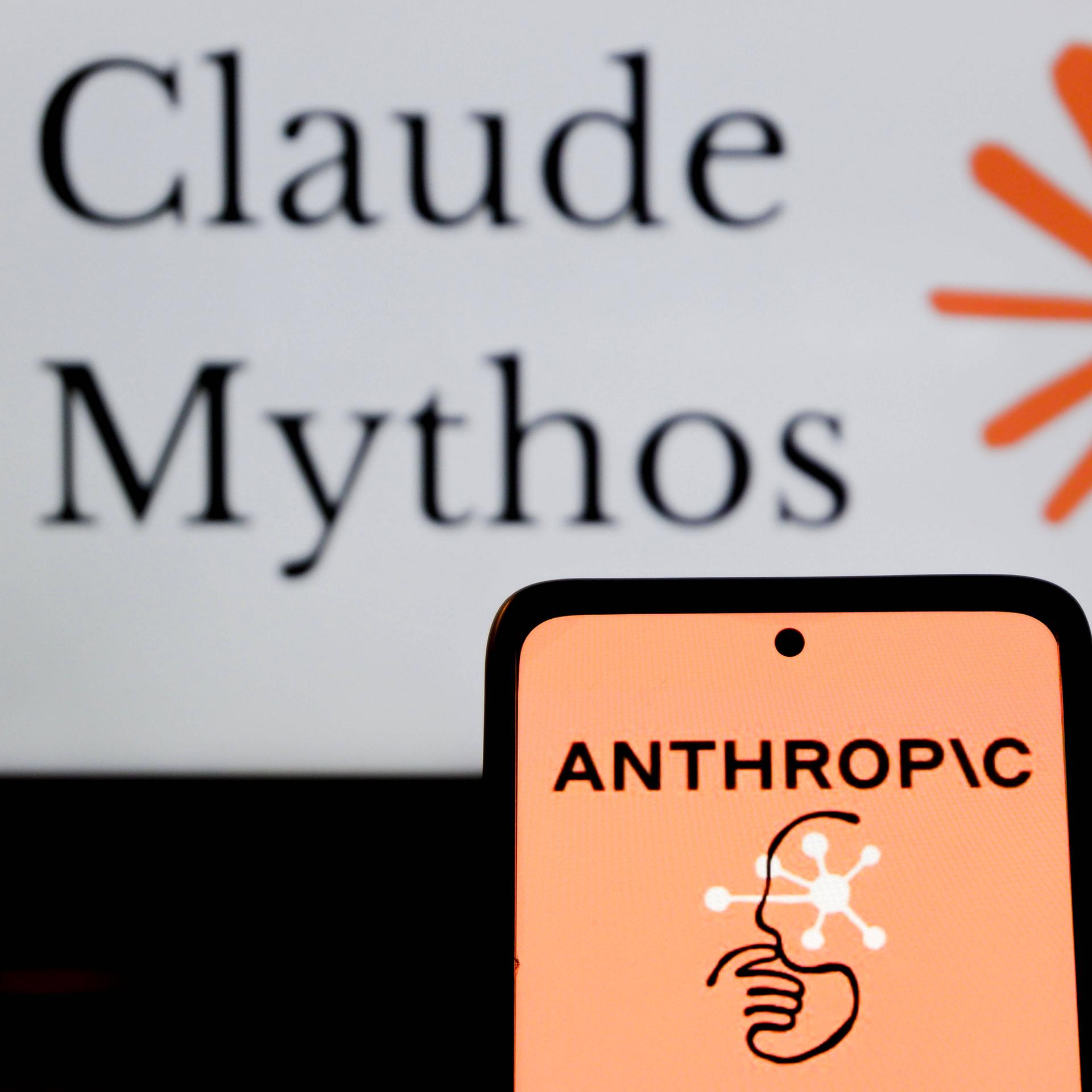 Auf dem Bild ist das Logo der KI-Firma Anthropic auf einem Smartphone zu sehen, im Hintergrund das Logo des Sprachmodells Claude Mythos.