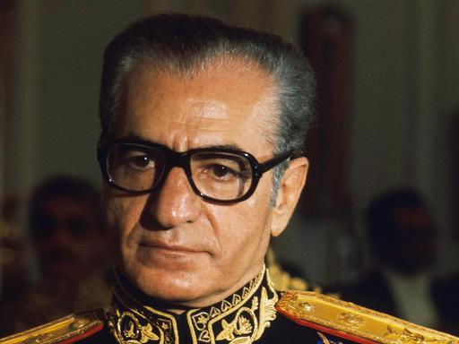 Der Schah Mohammad Reza Pahlavi in Uniform, 1972.