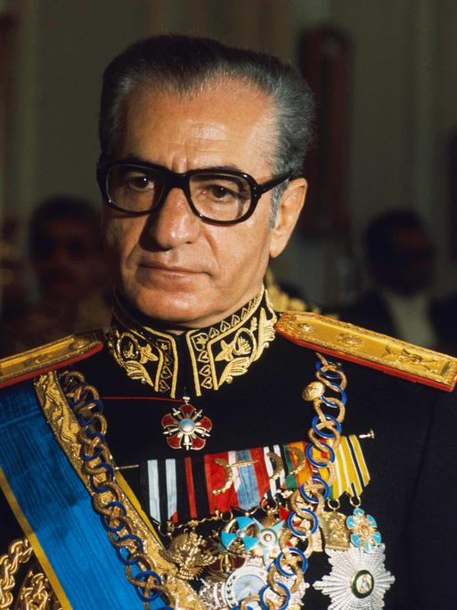 Der Schah Mohammad Reza Pahlavi in Uniform, 1972.