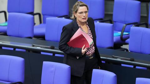 Dr. Stefanie Hubig, Bundesministerin der Justiz und für Verbraucherschutz läuft mit einer Mappe unter dem Arm durch eine Sitzreihe im Deutschen Bundestag
