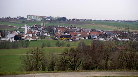 Molkerei Ehrmann in Oberschönegg im Unterallgäu. Vorne das Dorf, hinten auf dem Hügel die Firmenzentrale.