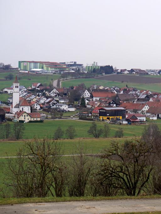 Molkerei Ehrmann in Oberschönegg im Unterallgäu. Vorne das Dorf, hinten auf dem Hügel die Firmenzentrale.