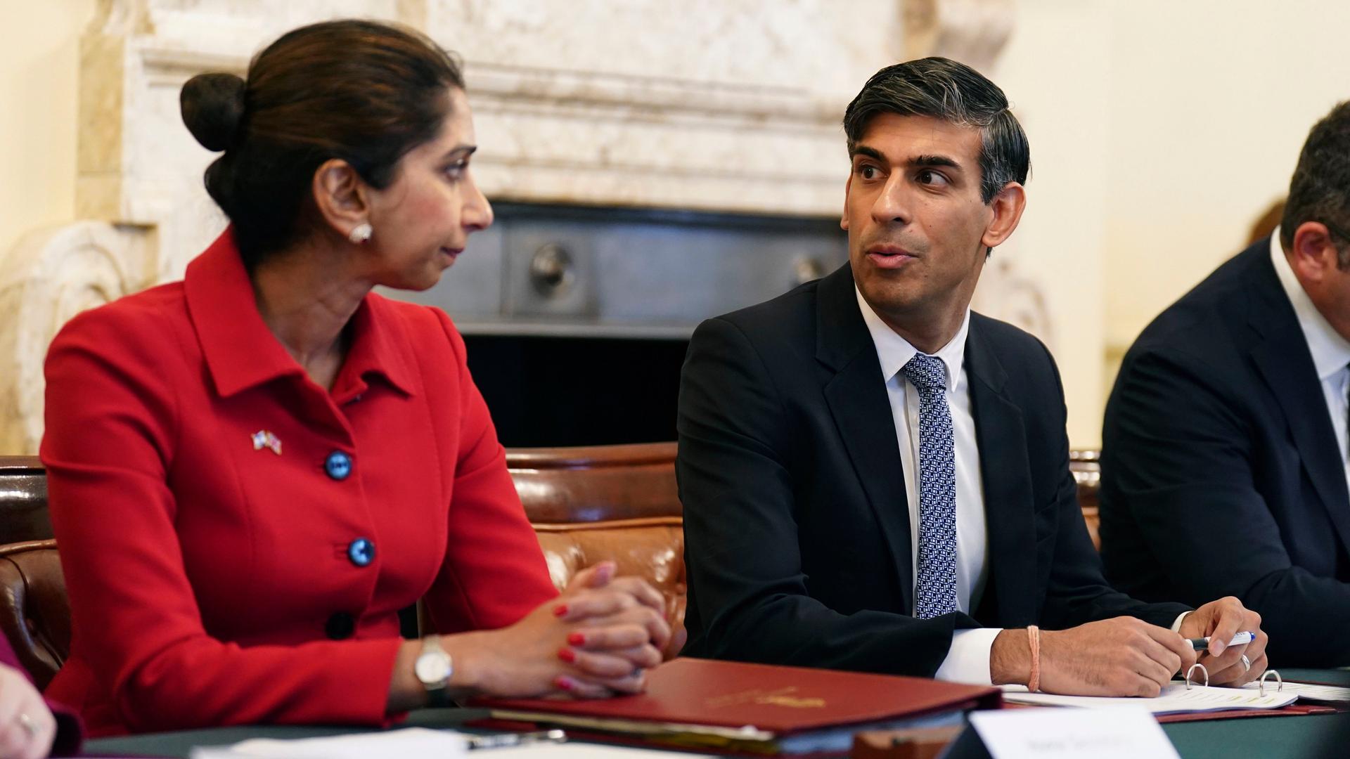 Premierminister Sunka und Innenministerin Braverman sitzen während einer Besprechung nebeneinander und unterhalten sich. Premierminister Sunka und Innenministerin Braverman sitzen während einer Besprechung nebeneinander und unterhalten sich.