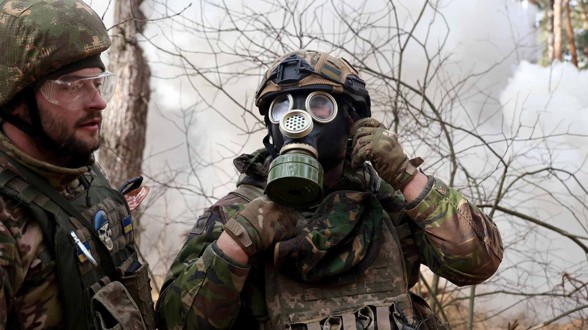 Ukrainische Soldaten in der Region Charkiw, ausgerüstet mit Gasmasken Ukrainische Soldaten in der Region Charkiw, ausgerüstet mit Gasmasken