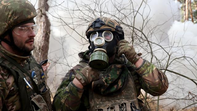 Ukrainische Soldaten in der Region Charkiw, ausgerüstet mit Gasmasken