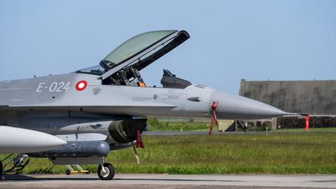 Ein dänischer F-16-Fighter steht auf einem Flugplatz in Skrydstrup.