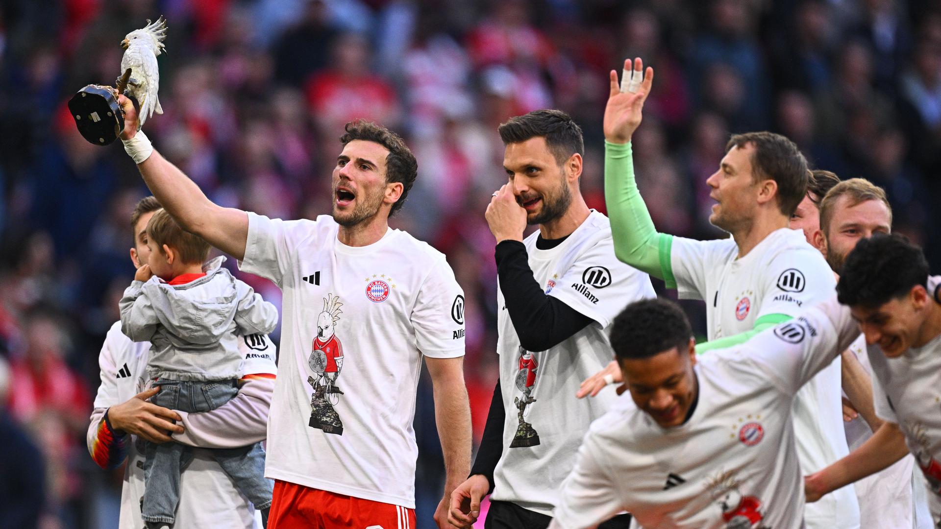 Spieler des FC Bayern München feiern den Gewinn der Deutschen Meisterschaft.