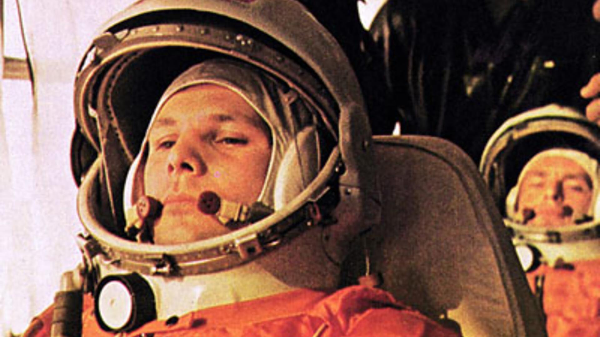 Juri Gagarin im Weltraumanzug und hinter ihm Ersatzmann German Titow auf dem Weg zur Rakete.