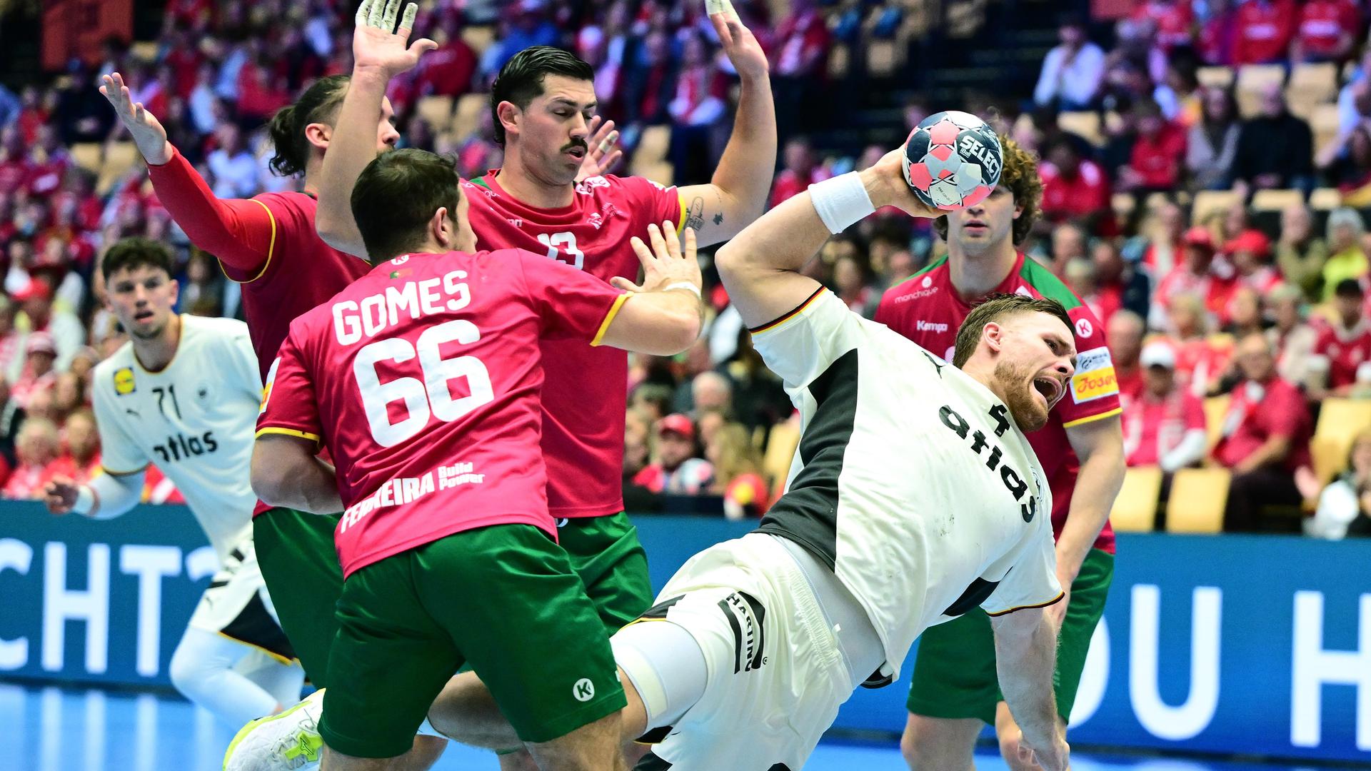 Deutschlands Kapitän Johannes Golla am Kreis