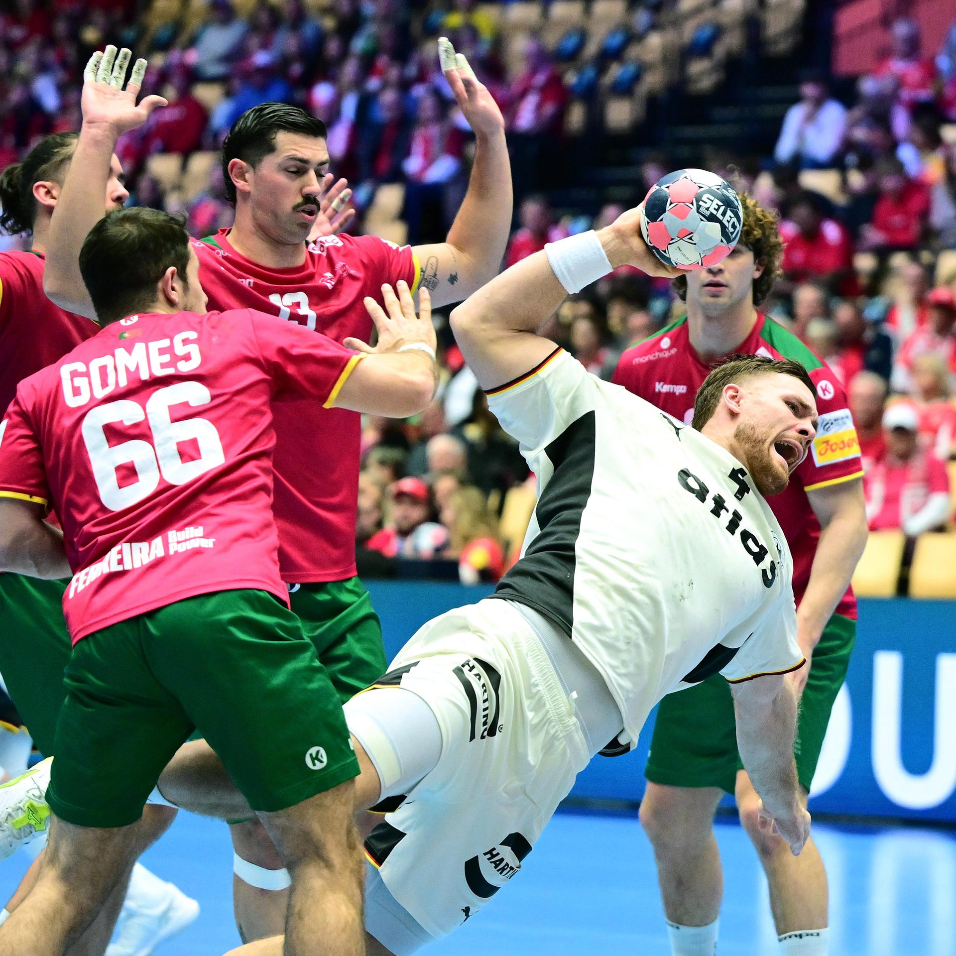 Deutschlands Kapitän Johannes Golla am Kreis