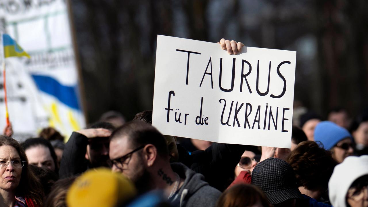 Eine Demonstration für die Ukraine am Brandenburger Tor in Berlin. Auf einem Schlid steht "Taurus für die Ukraine".