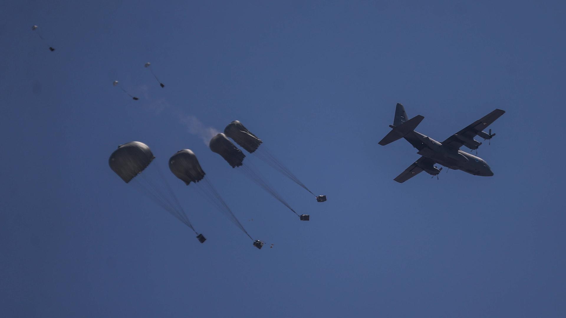 Gaza: Ein Flugzeug wirft Hilfsgüter mit Fallschirmen ab