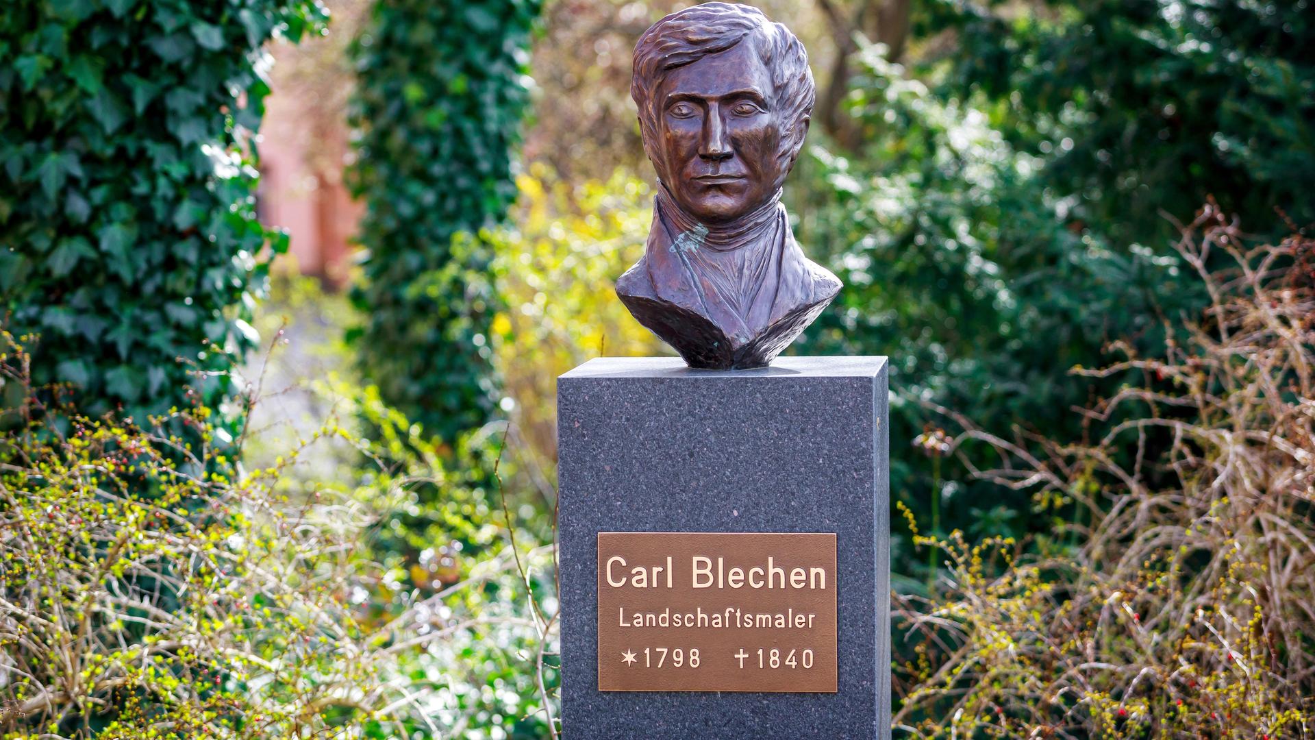 Eine Büste des Landschaftsmalers Carl Blechen steht in einem Park. Eine Büste des Landschaftsmalers Carl Blechen steht in einem Park.