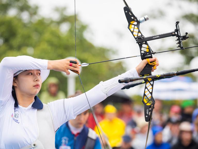 Sihyeon Lim aus Südkorea beim Bogenschießen in Aktion