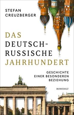 Das Cover des Buches von Stefan Creuzberger, "Das deutsch-russische Jahrhundert. Geschichte einer besonderen Beziehung". Neben Autor und Titel sind zwei Illustrationen zu sehen. Unten eine des Brandenburger Tores, oben rechts ragt eine des Kremls vom oberen Rand auf das Cover, wobei die Turmspitzen nach unten zeigen. 