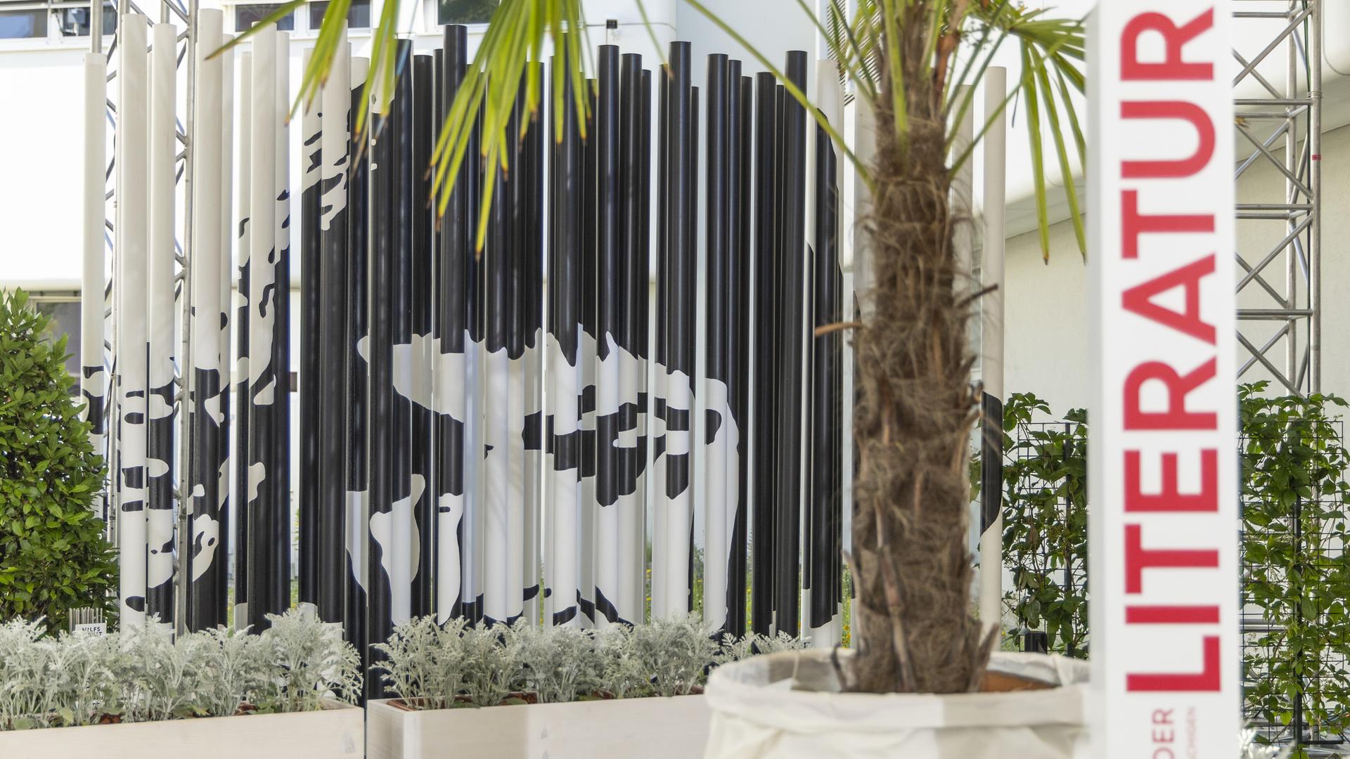 Eine Kunstinstallation zeigt ein Portrait von Ingeborg Bachmann bei den Tagen der deutschsprachigen Literatur in Klagenfurt.