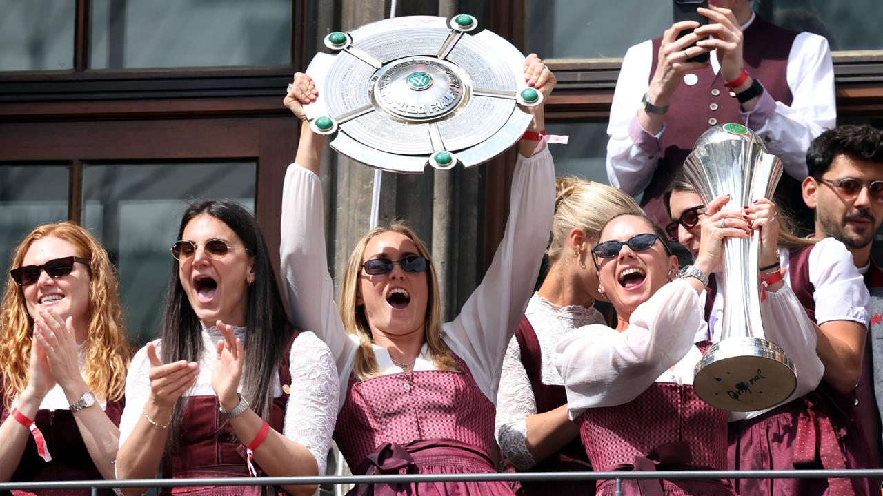 Magdalena Eriksson (l.) mit der Meisterschale und Sarah Zadraziel (r.) mit dem DFB-Pokal feiern auf dem Rathausbalkon in München.