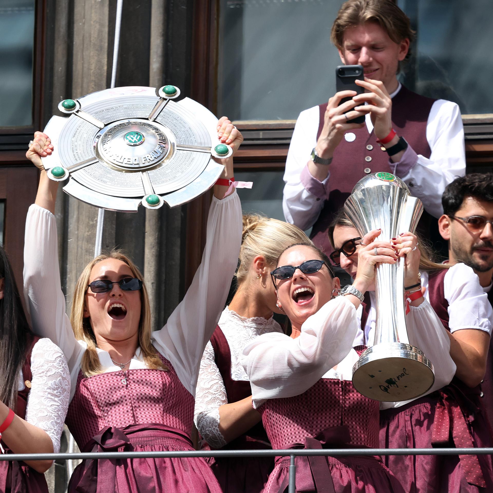 FC Bayern - Münchnerinnen feiern Double-Sieg auf dem Marienplatz