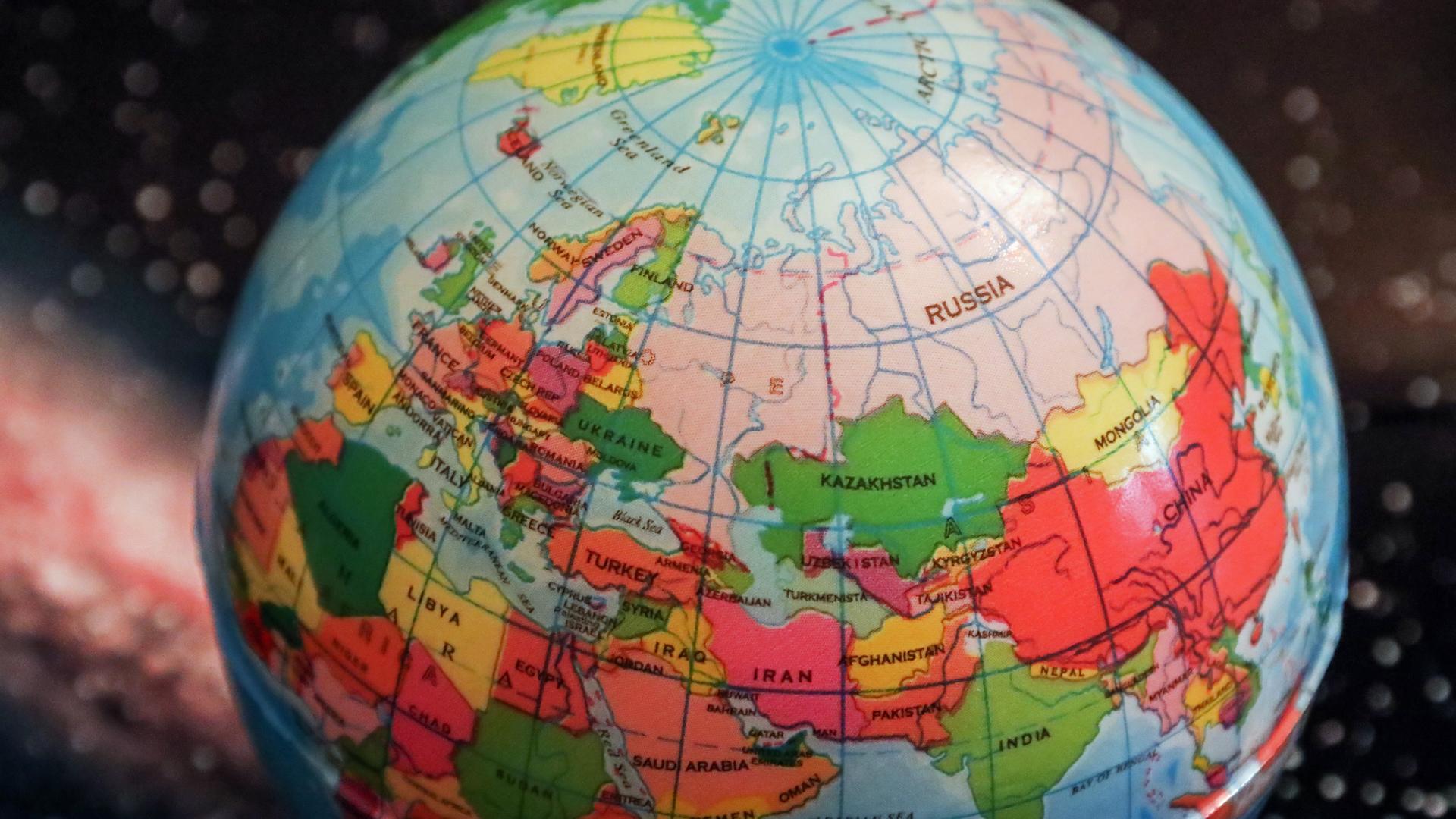 Globus mit Darstellung der Länder von Europa, Russland, China und Asien sowie der Nordpol und das Nordpolarmeer.