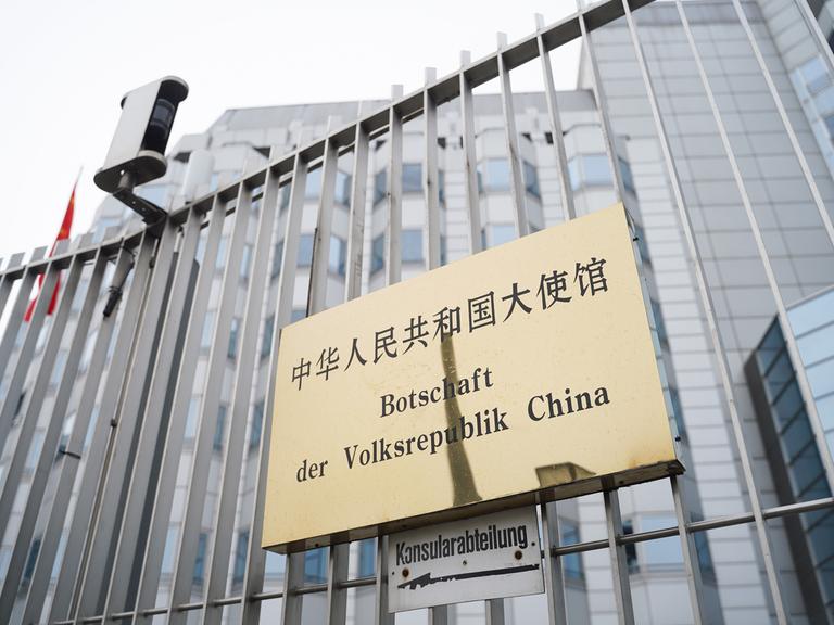 An einem Zaun ist ein Schild mit der Aufschrift "Botschaft der Volksrepublik China" befestigt. An einem Zaun ist ein Schild mit der Aufschrift "Botschaft der Volksrepublik China" befestigt.