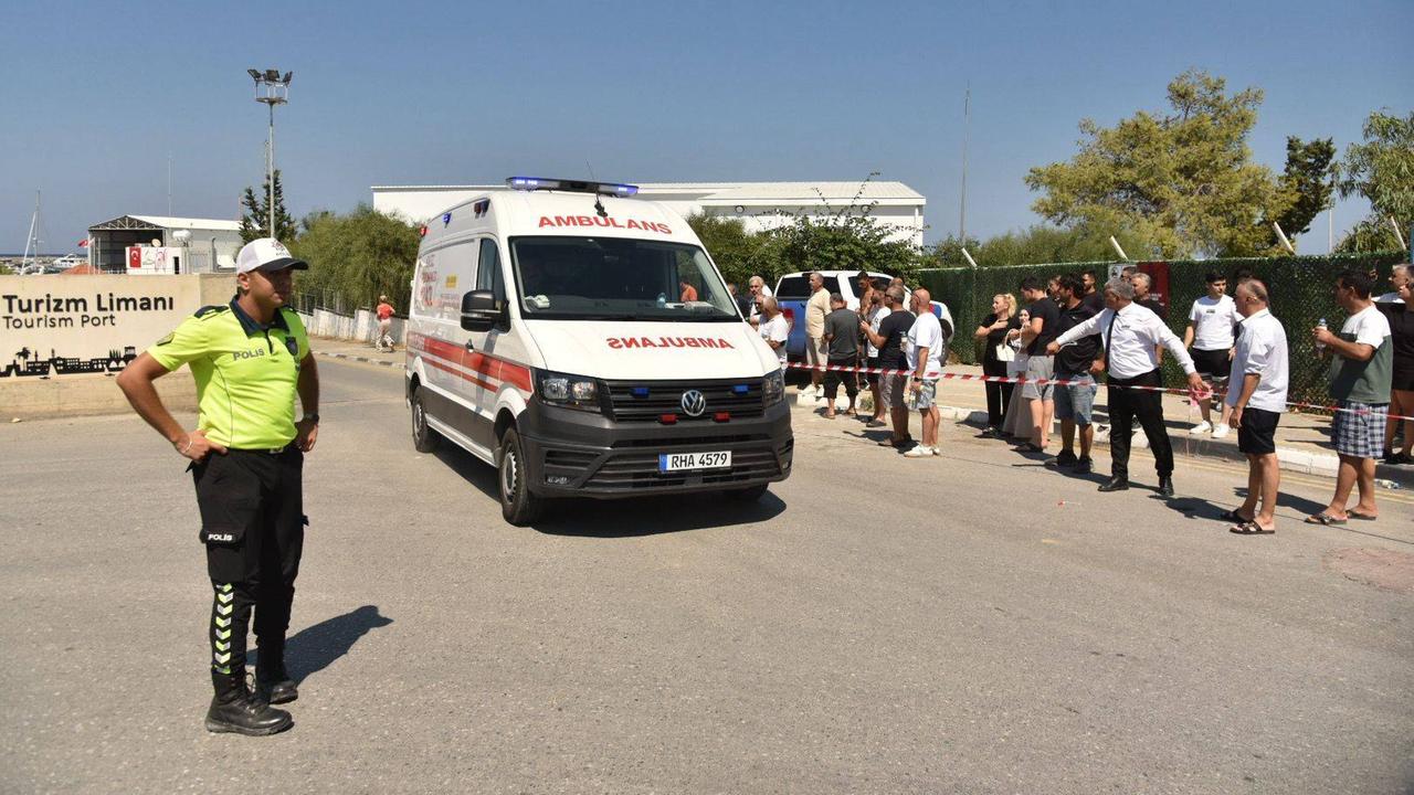 Ein Krankenwagen verlässt in Nordzypern den Hafen von Kyrenia. Ein Krankenwagen verlässt in Nordzypern den Hafen von Kyrenia.