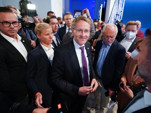 Daniel Günther (CDU), Ministerpräsident von Schleswig-Holstein, umringt von mehreren Menschen