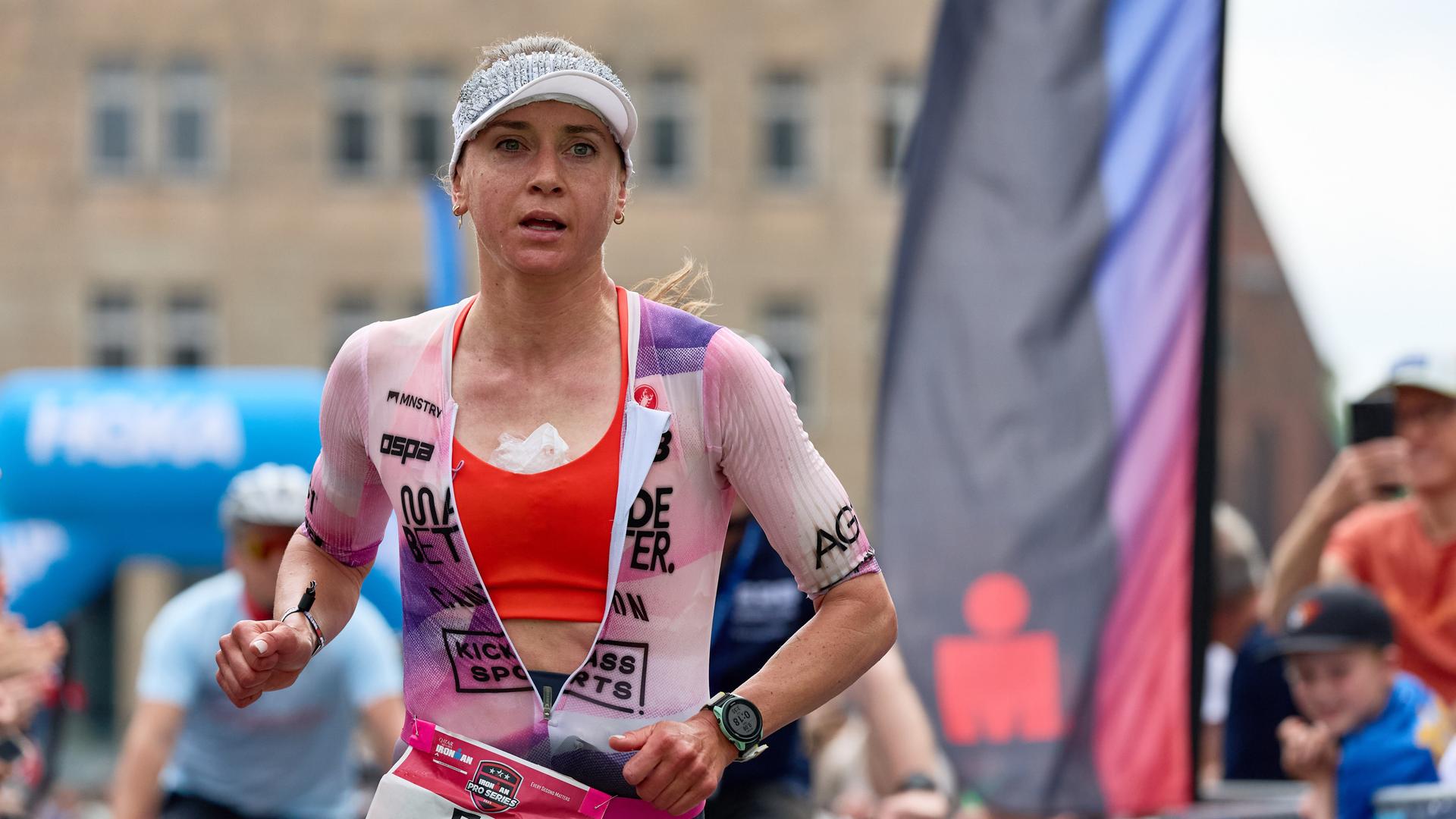 Triathlon: Ironman, EM, Frauen, Laura Philipp (Deutschland) beim Laufen auf dem Jungfernstieg. Triathlon: Ironman, EM, Frauen, Laura Philipp (Deutschland) beim Laufen auf dem Jungfernstieg.