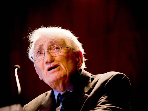 Jürgen Habermas steht an einem Rednerpult und blickt nach oben
