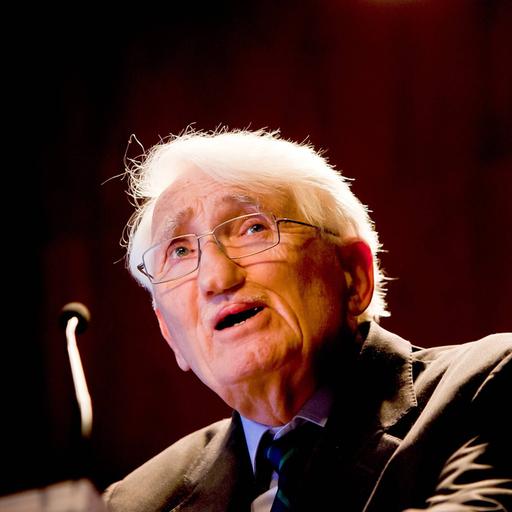 Jürgen Habermas steht an einem Rednerpult und blickt nach oben