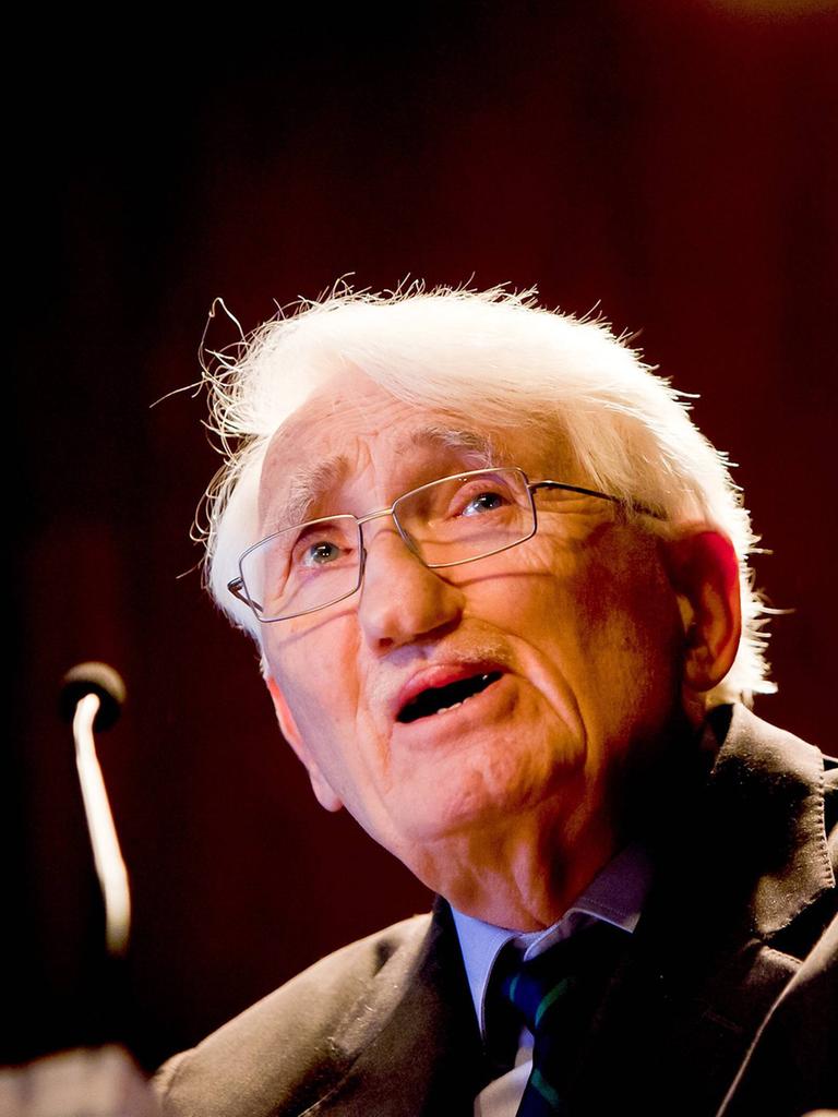 Jürgen Habermas steht an einem Rednerpult und blickt nach oben
