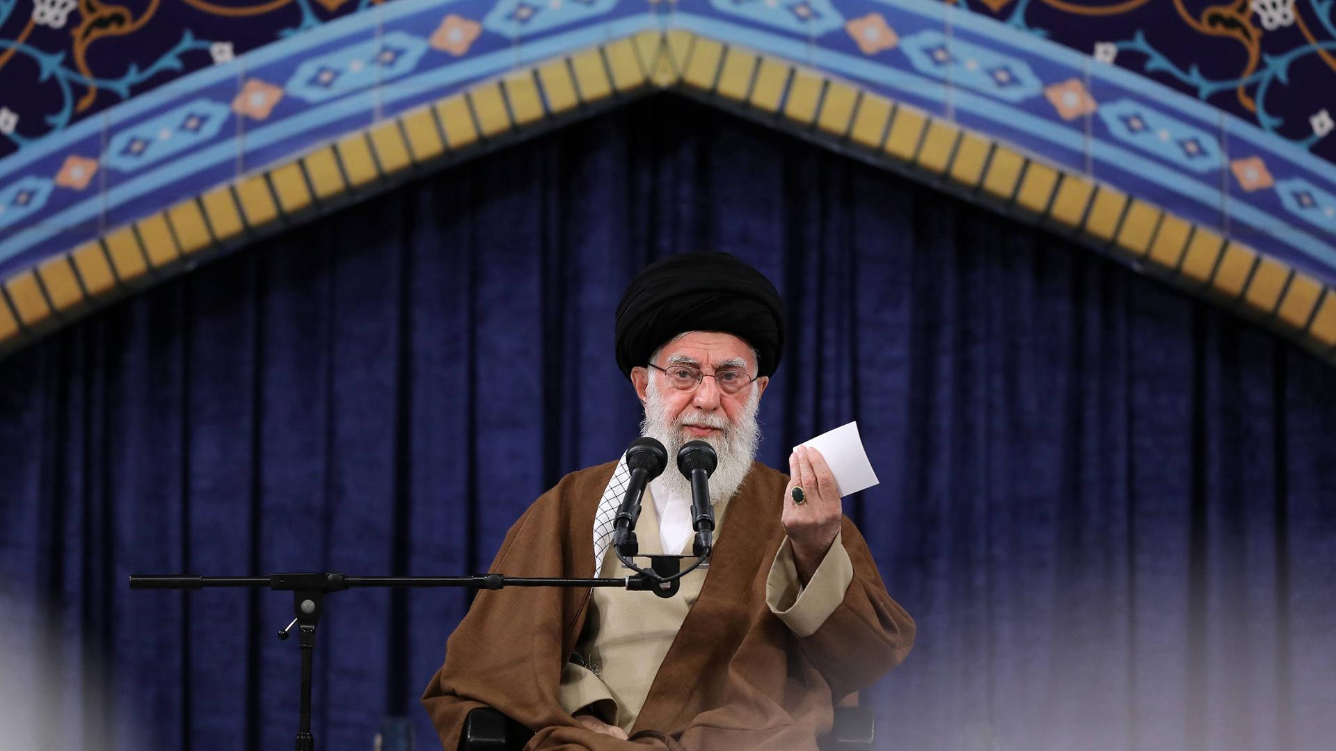 Der oberste iranische Führer Ayatollah Ali Khamenei spricht zu iranischen Geistlichen aus dem ganzen Land am 16. Januar 2024 in Teheran.