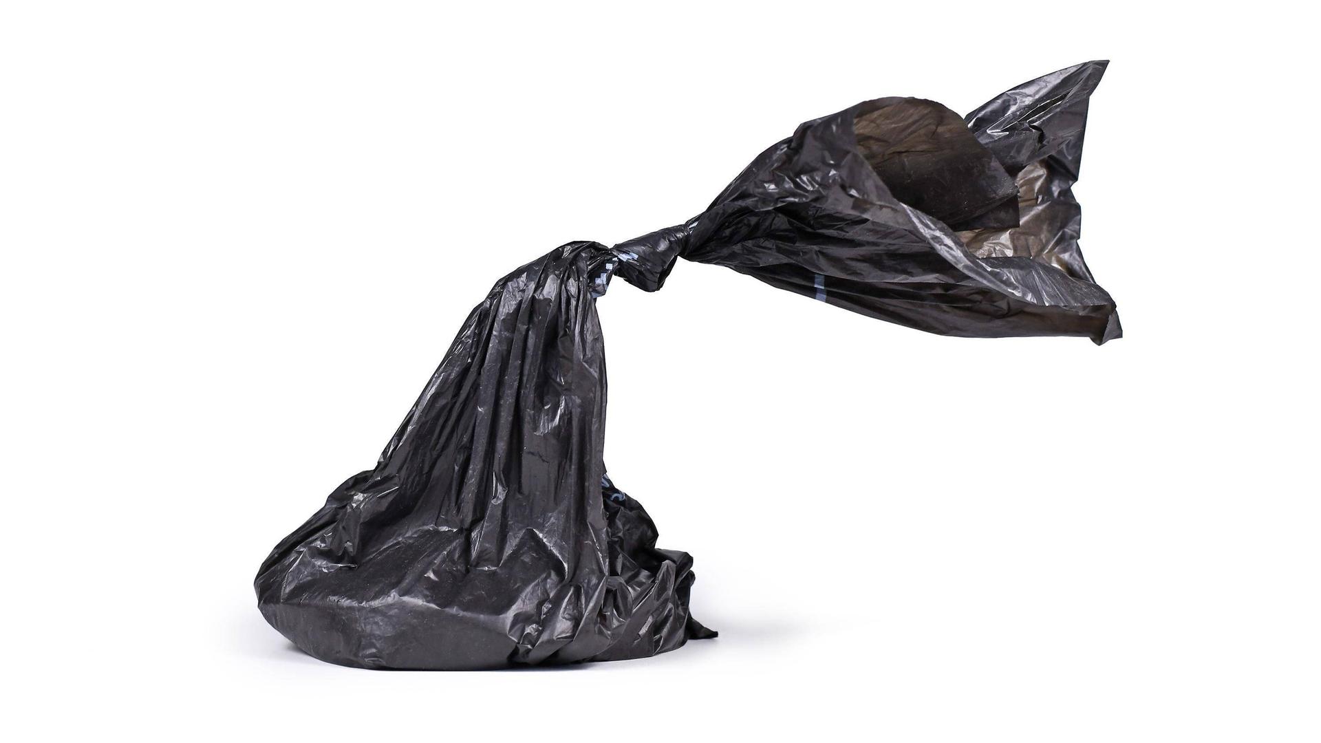 Ein zugeknoteter schwarzer Plastik-Hundekot-Beutel 