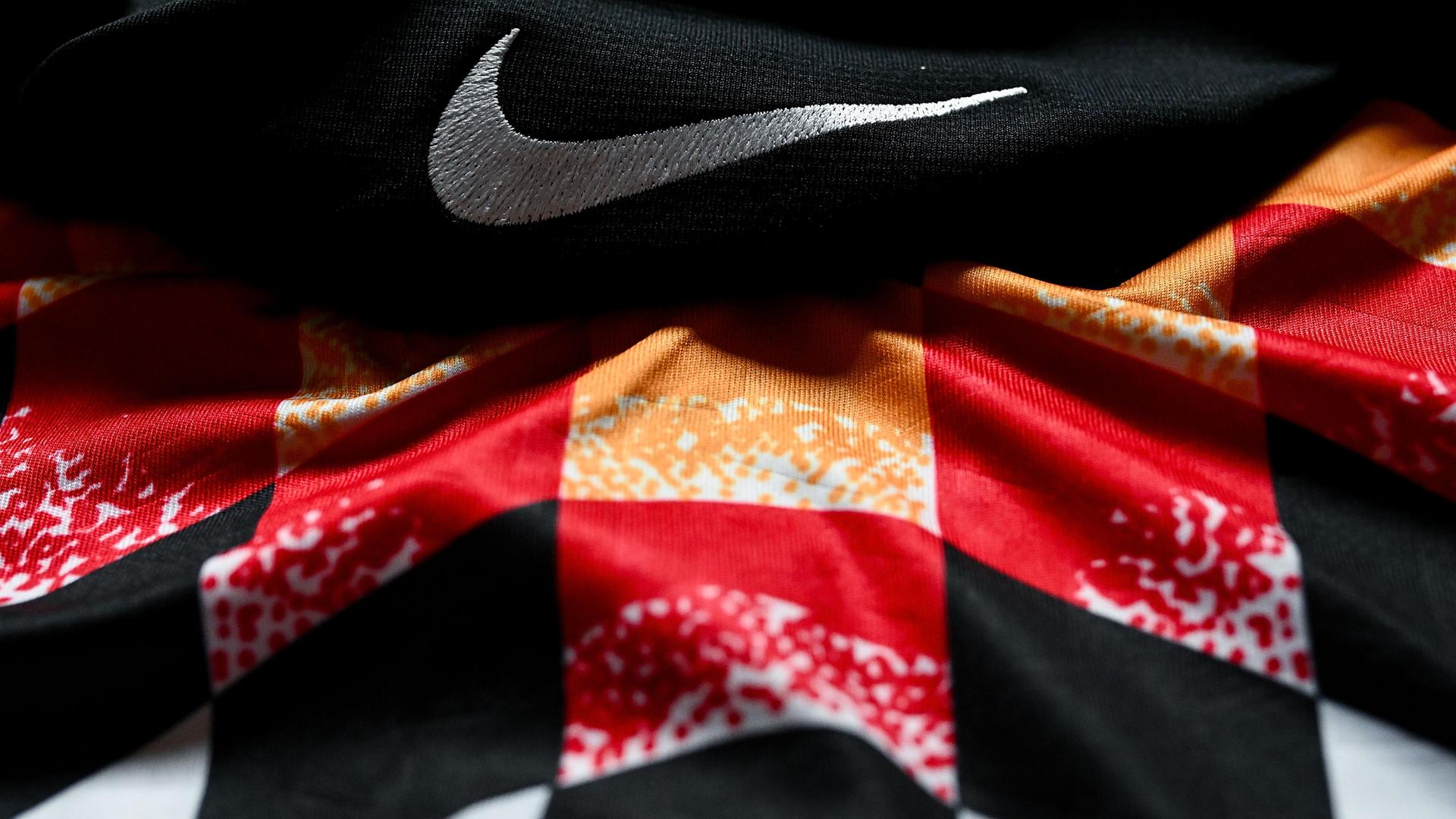 Das Nike-Symbol liegt über dem deutschen WM-Trikot von 1994. 