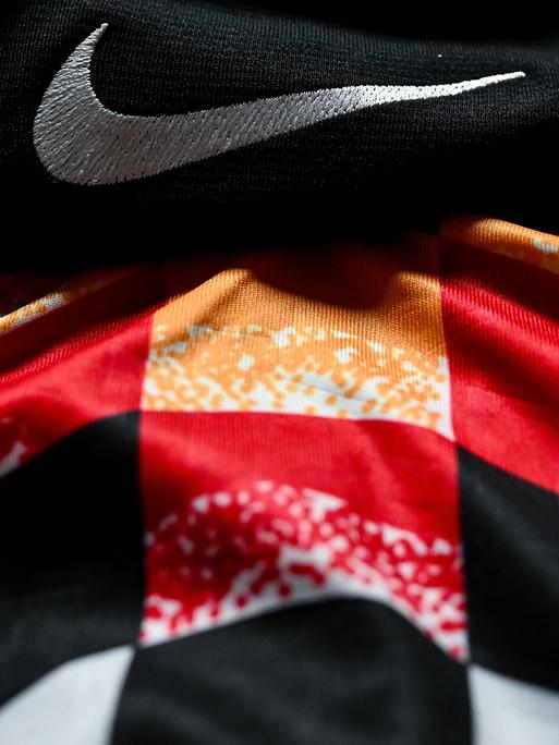 Das Nike-Symbol liegt über dem deutschen WM-Trikot von 1994. 