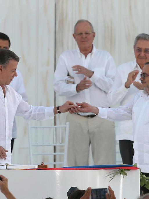 Kolumbiens Präsident Juan Manuel Santos (l.) und der Chef der FARC-Guerilla, Rodrigo Londono, bei der Zeremonie zur Unterzeichnung des Friedensvertrags 2016.