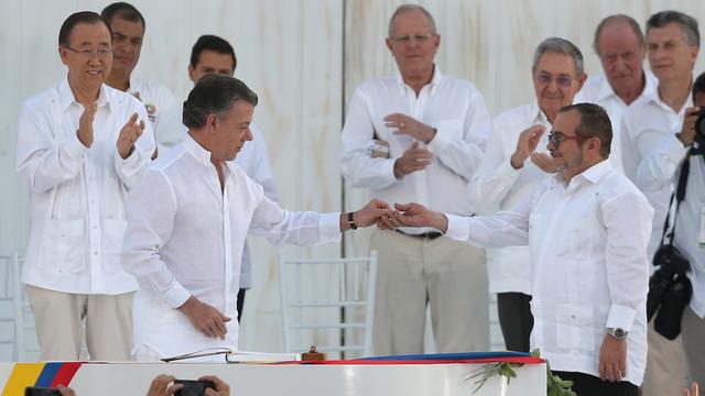 Kolumbiens Präsident Juan Manuel Santos (l.) und der Chef der FARC-Guerilla, Rodrigo Londono, bei der Zeremonie zur Unterzeichnung des Friedensvertrags 2016.