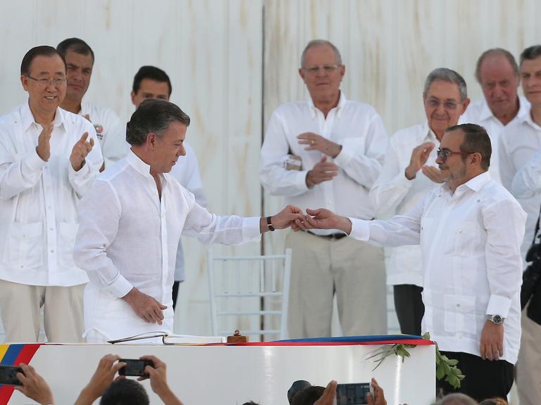 Kolumbiens Präsident Juan Manuel Santos (l.) und der Chef der FARC-Guerilla, Rodrigo Londono, bei der Zeremonie zur Unterzeichnung des Friedensvertrags 2016.