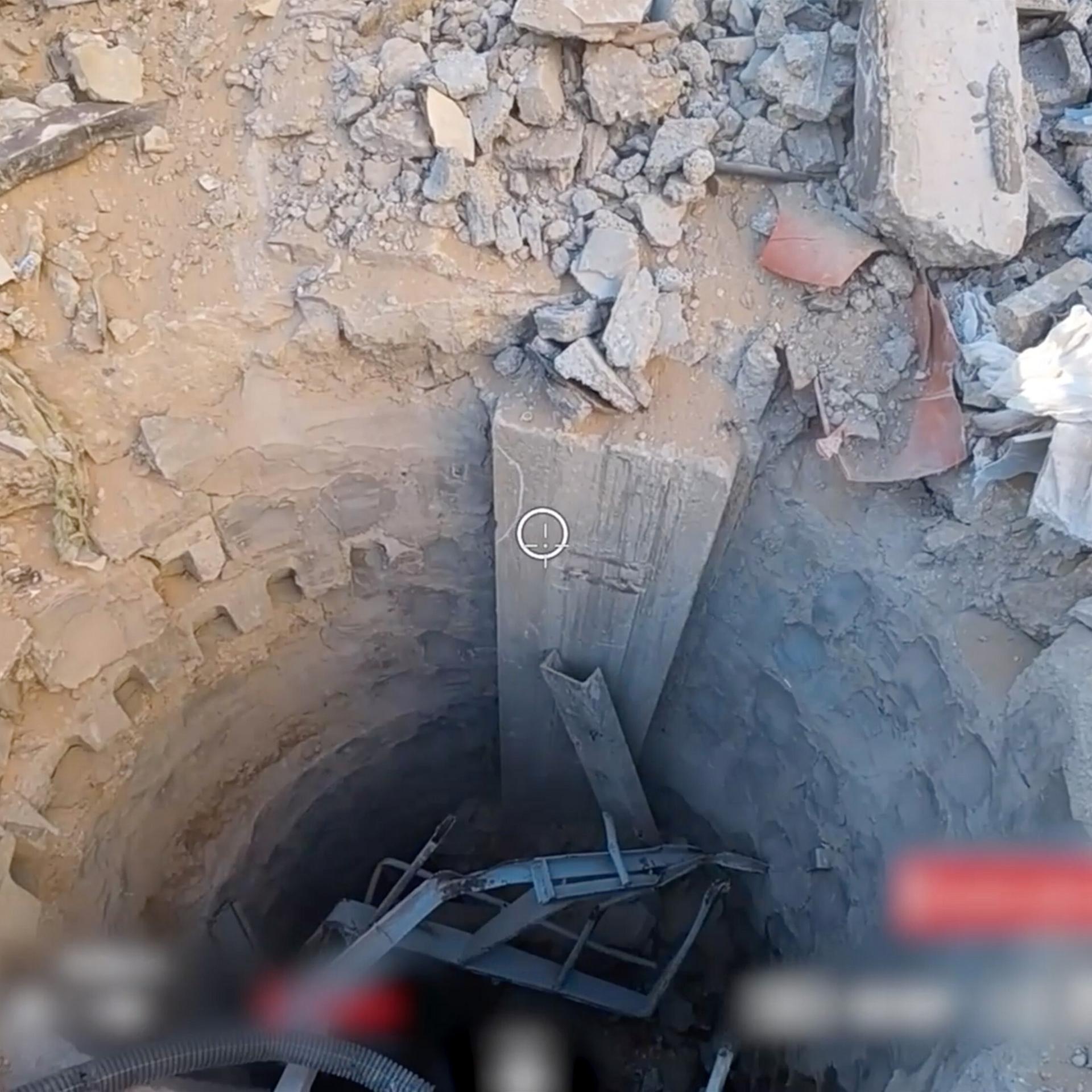 Loch im Erdboden, das auf ein Tunnelsystem hindeutet.