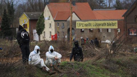 Klimaschutzaktivisten sitzen am Dorfrand von Lützerath. Das Dorf Lützerath soll zur Erweiterung des Braunkohletagebaus Garzweiler II abgebaggert werden.