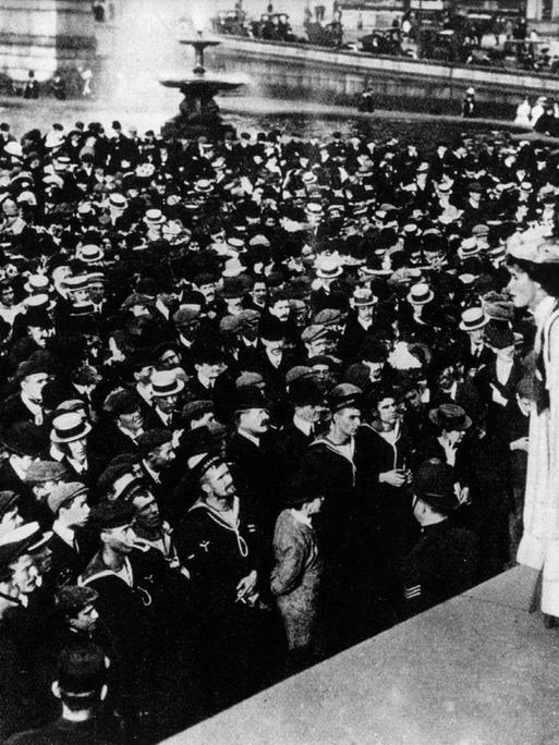 Emmeline Pankhurst setzt sich in einer Rede auf dem Londoner Trafalgar Square für das Frauenwahlrecht ein.