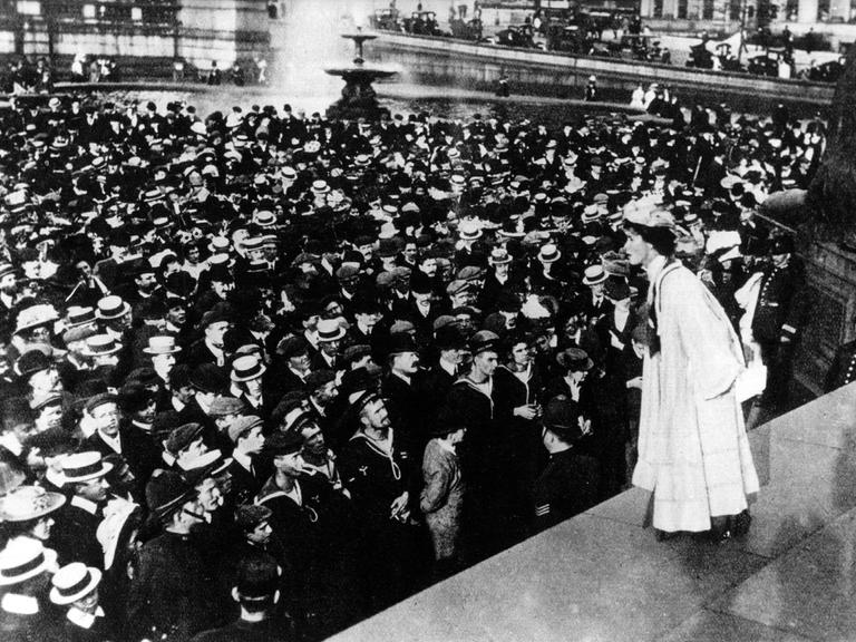Emmeline Pankhurst setzt sich in einer Rede auf dem Londoner Trafalgar Square für das Frauenwahlrecht ein.