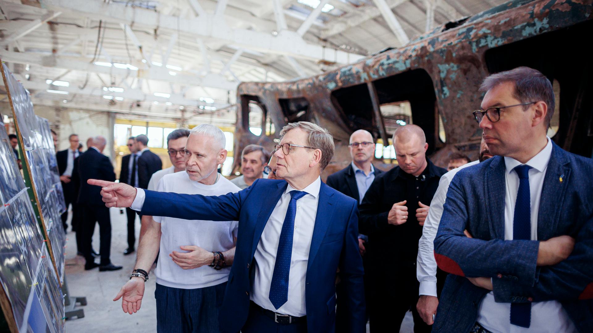 Johann Wadephul (CDU), Bundesaußenminister, besucht ein zerstörtes U-Bahn Depot der Stadt Charkiw 