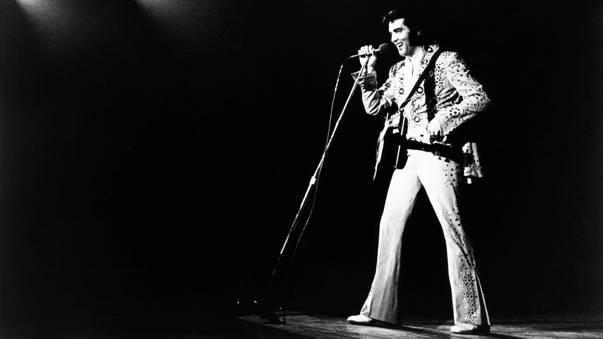 Der "King of RocknRoll", Elvis Presley, auf Tour, ungefähr 1972 Der "King of RocknRoll", Elvis Presley, auf Tour, ungefähr 1972
