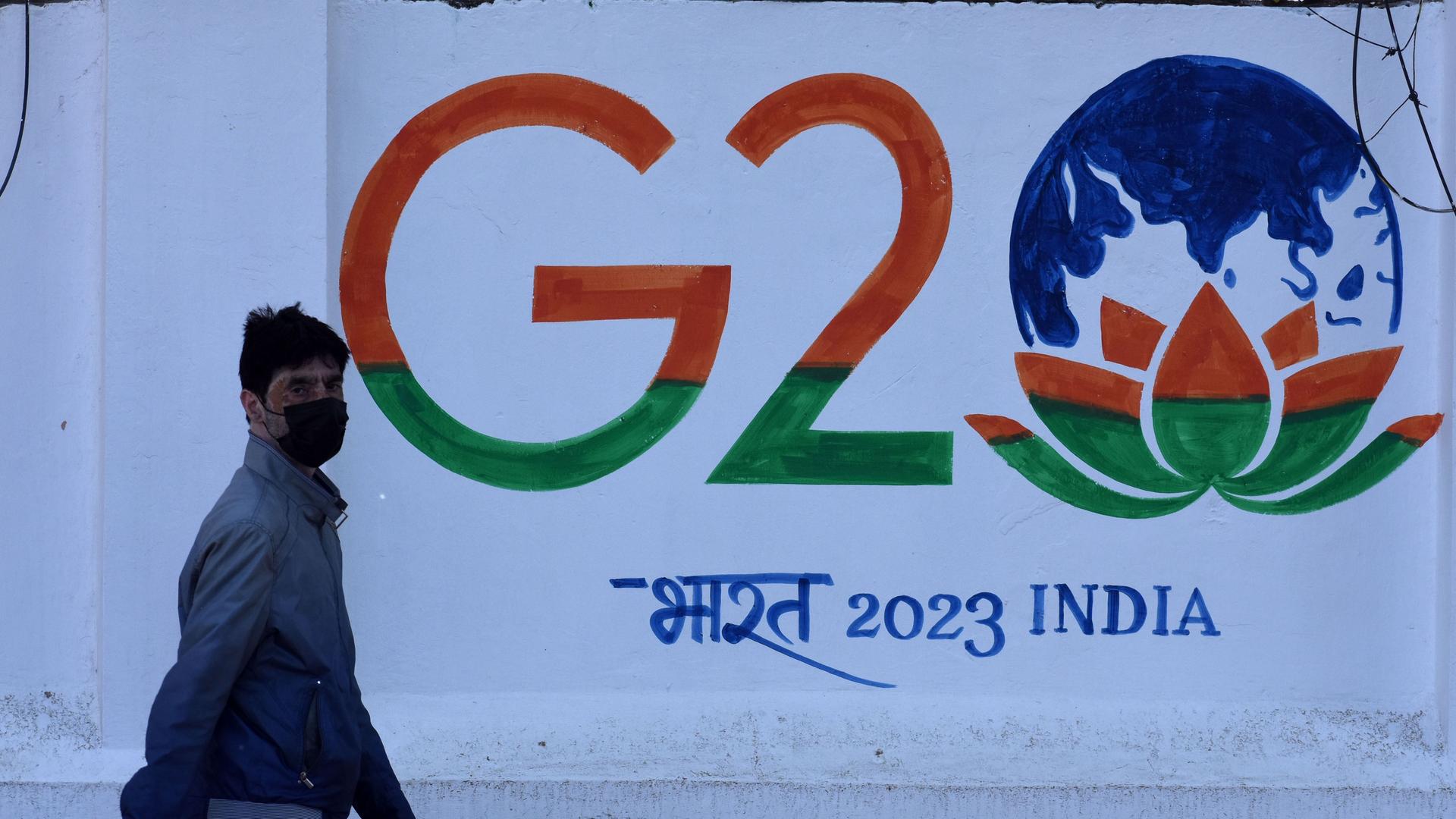 Indien, Kaschmir: Ein Mann geht am Schriftzug G20 Indien vorbei.