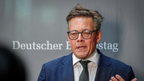 Konstantin von Notz (Bündnis 90/Die Grünen, MdB), spricht im Bundestag und gestikuliert. 