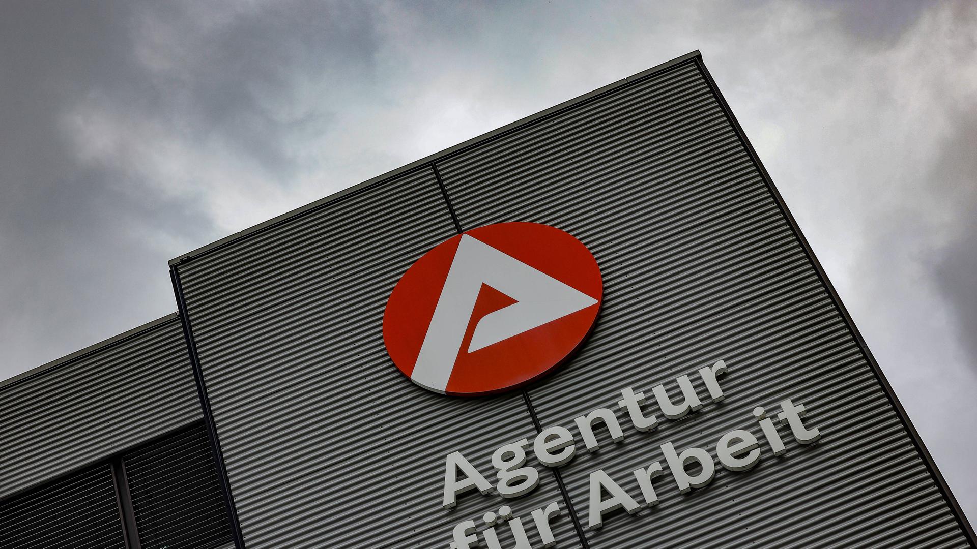 Gebäude mit Logo und Schriftzug der Agentur für für Arbeit Gebäude mit Logo und Schriftzug der Agentur für für Arbeit