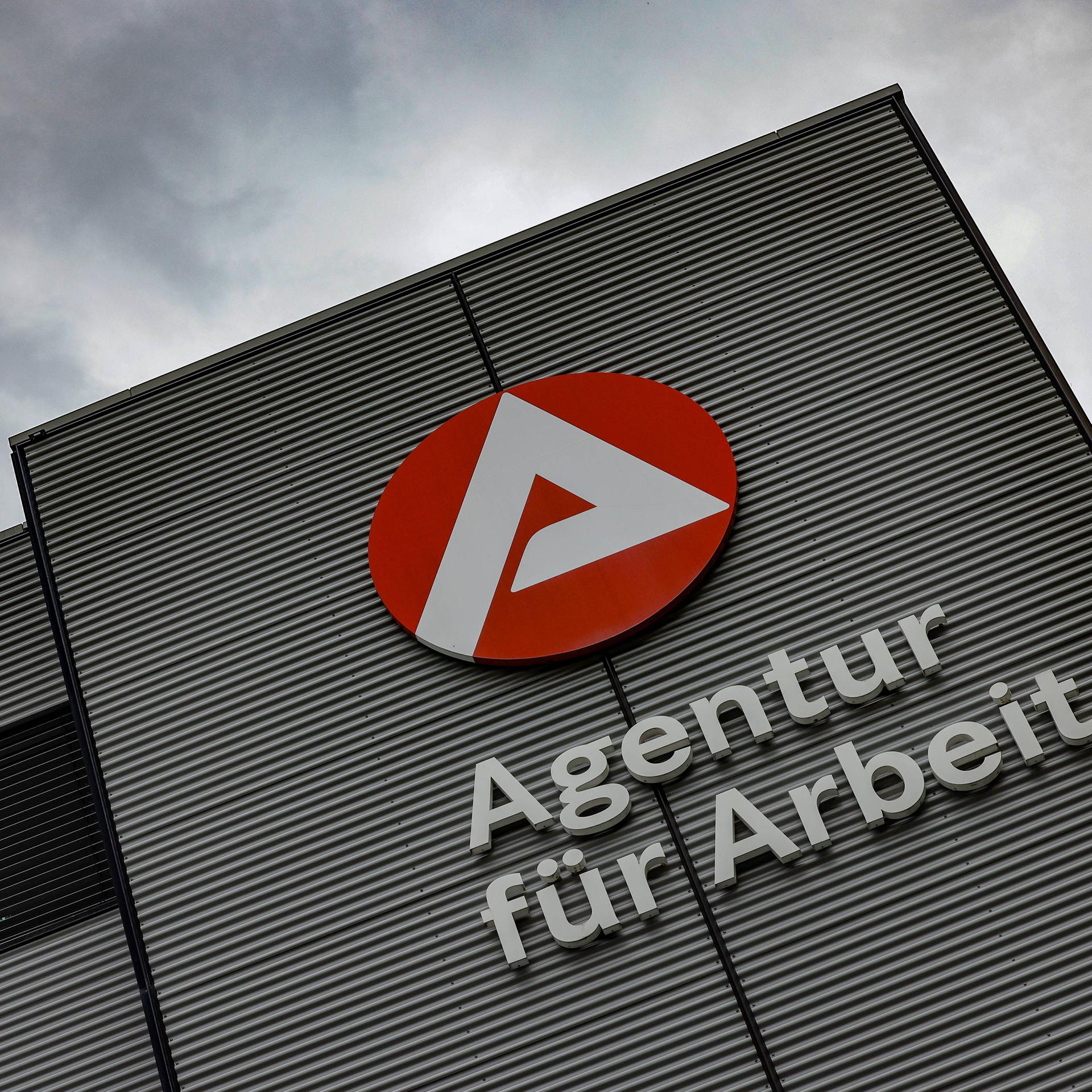  Gebäude mit Logo und Schriftzug der Agentur für für Arbeit 