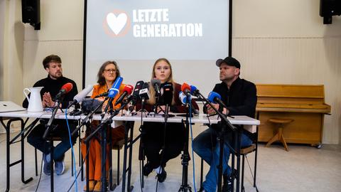 Bei einer Pressekonferenz sitzen zwei Männer und zwei Frauen an einem Tisch
